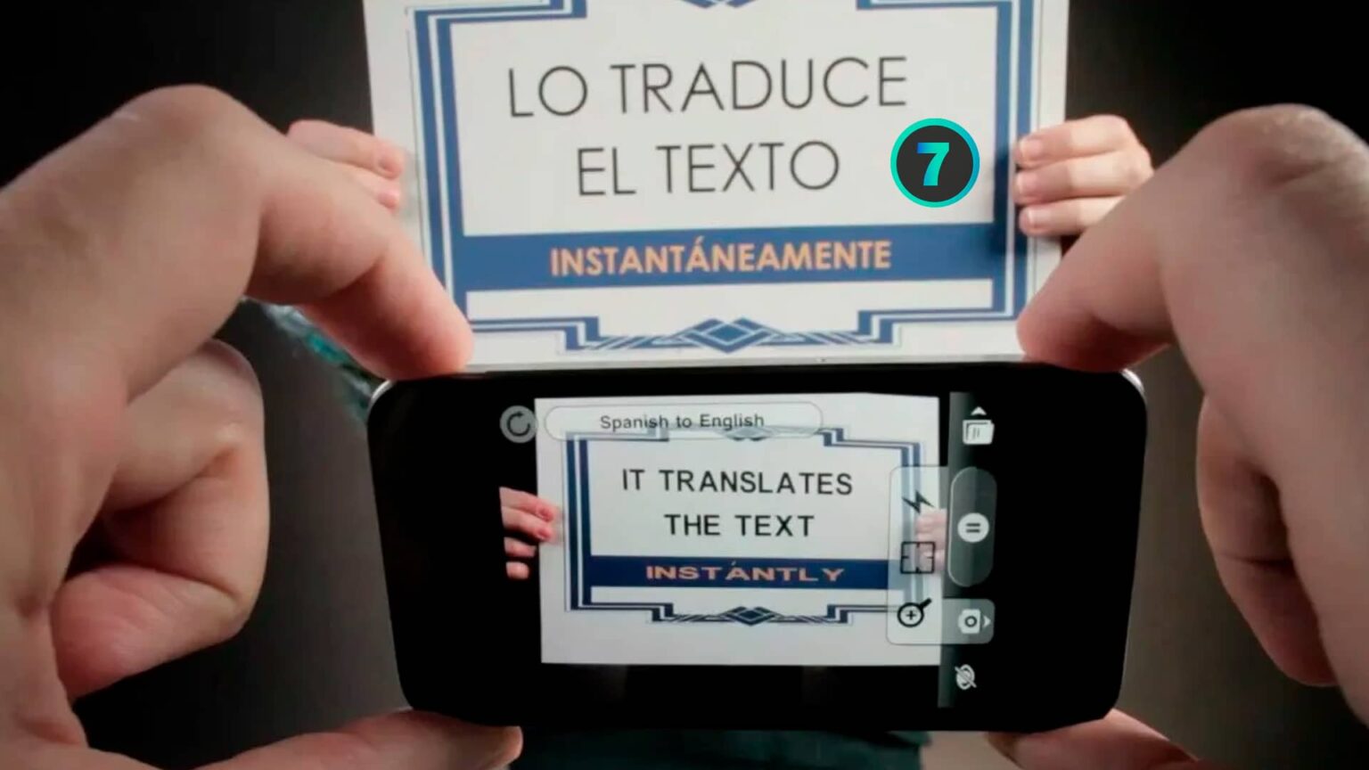 Imagen de un teléfono móvil traduciendo texto de una foto usando una aplicación de traducción de imágenes.